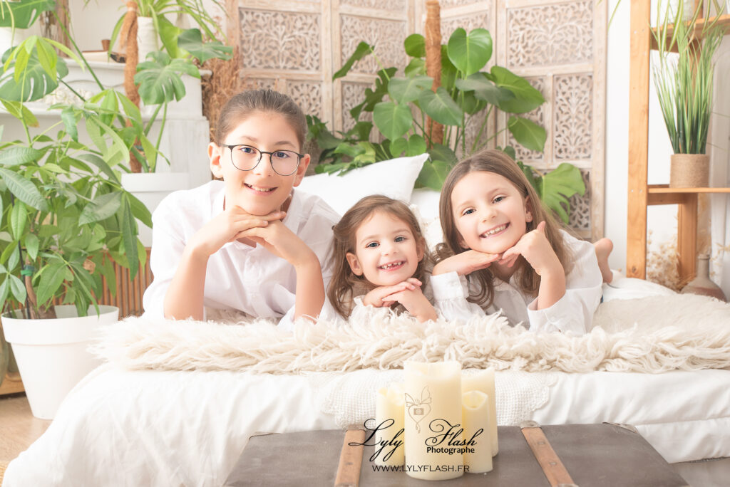 photo d enfant en famille sur Draguignan comme a la maison de la photographe