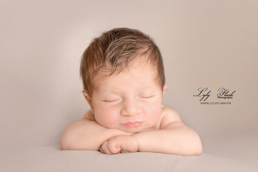 beau portrait de bébé à la naissance sur Draguignan