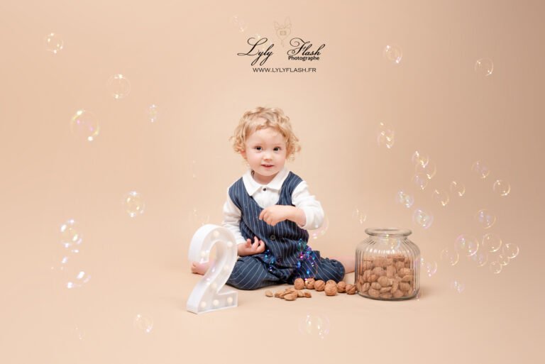 photo anniversaire pour ce bébé de 2 an qui nous vient de Gap. Les parents souhaite un thème minimaliste pour mettre en valeur l'évolution de leur bébé et ses beaux yeux bleu