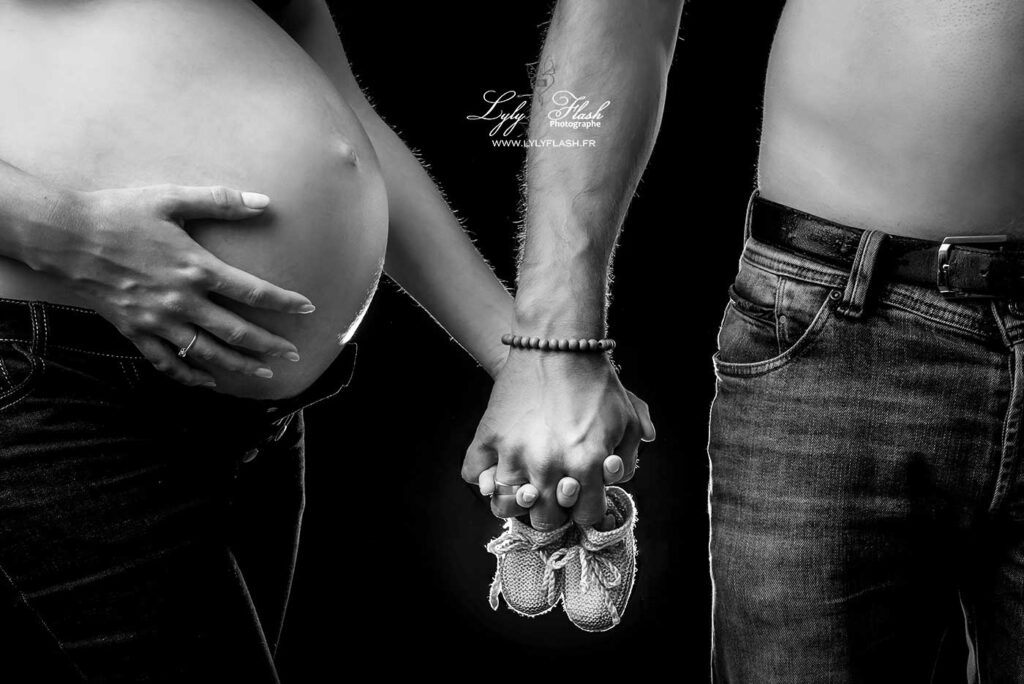 photographe grossesse noir et blanc gros plan ventre avec chausson bébé