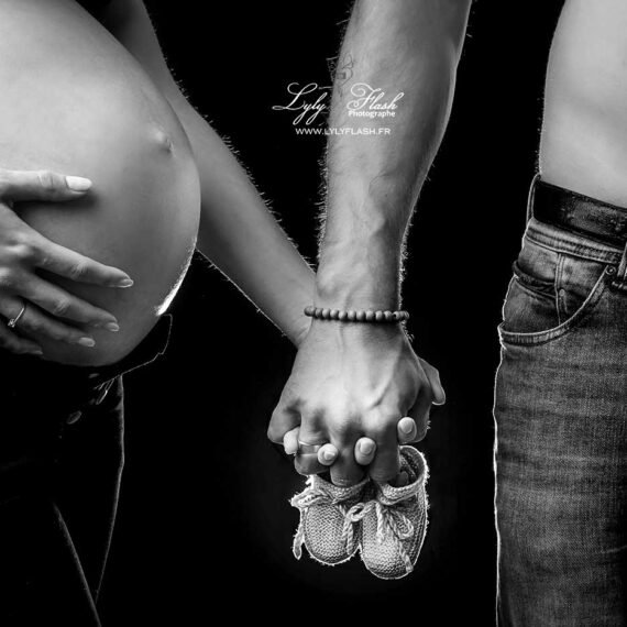 photo de grossesse en noir et blanc pour photographe var