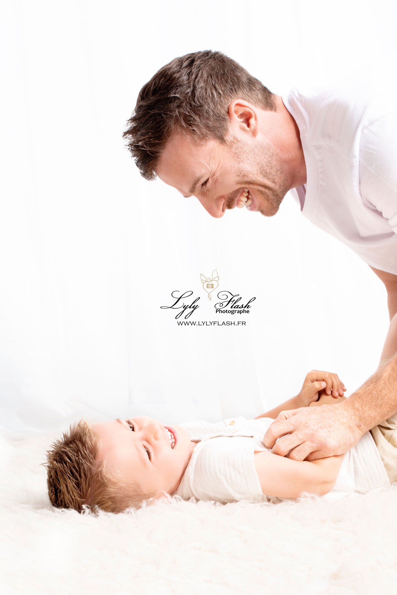 Photo papa bébé complicité et jeux séance photo bébé Marseille