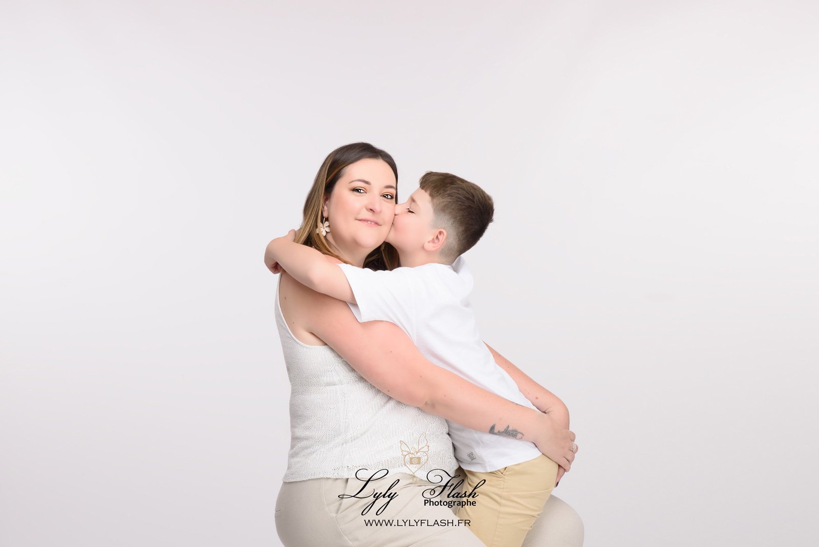 Maman de Cotignac avec son fils lors d'une séance photo famille en studio