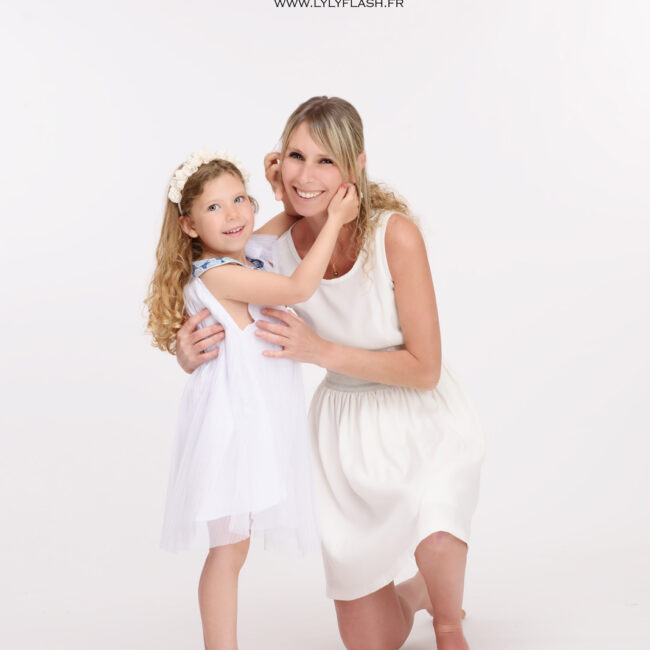 Sainte-Anastasie-sur-Issole une famille heureuse la maman t sa fille en studio