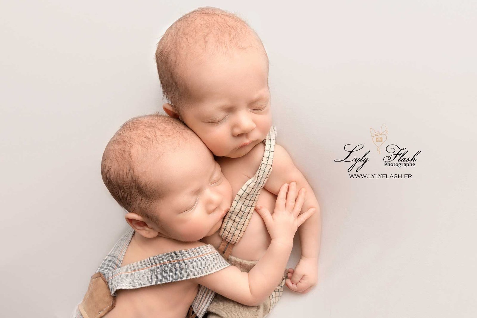 Photographie professionnelle nouveau-né réalisée en respectant le rythme et la sécurité de bébé