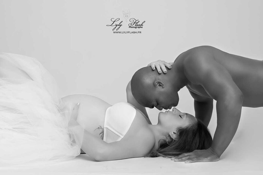 papa embrasse maman la séance photo grossesse pleine d'amour