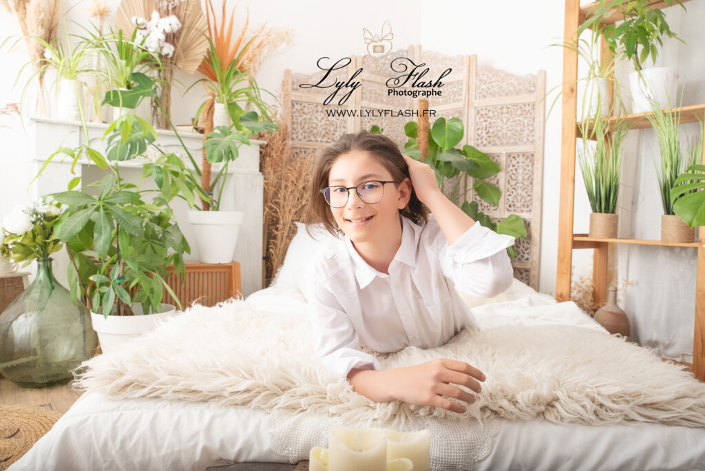 un jeu ado pose pour une séance photo studio