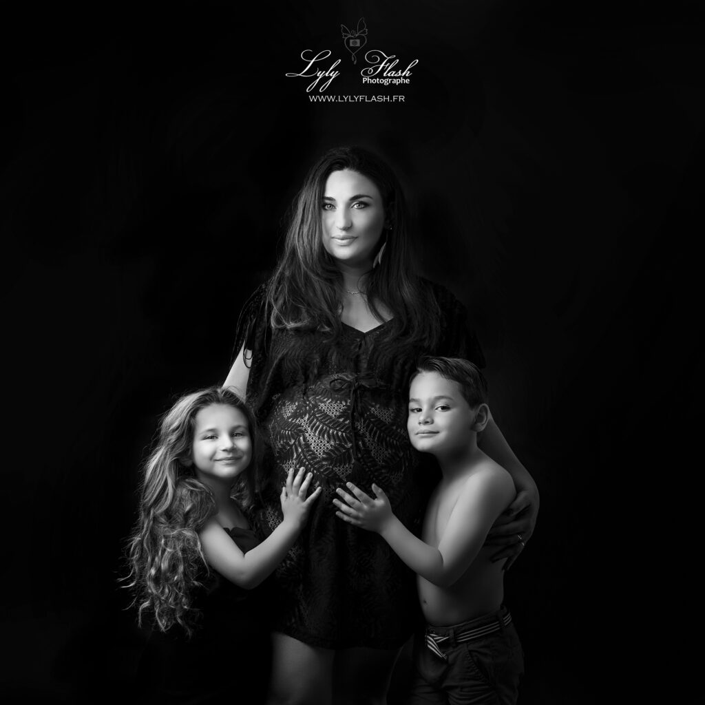 une femme enceinte participe a une séance photo grossesse avec ses enfants saint-maximin