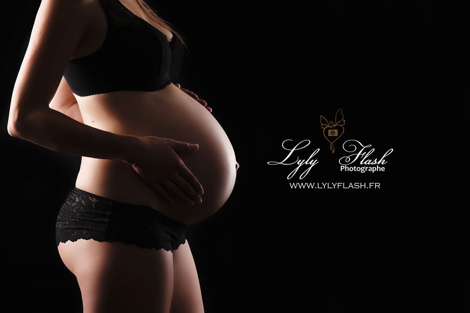 zoom sur le ventre de la future maman pour se shooting minimaliste de grossesse