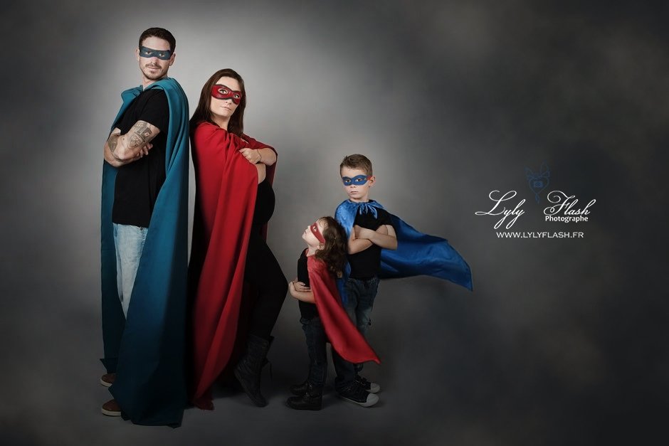 Photo grossesse originale famille super héros en studio Lyly Flash