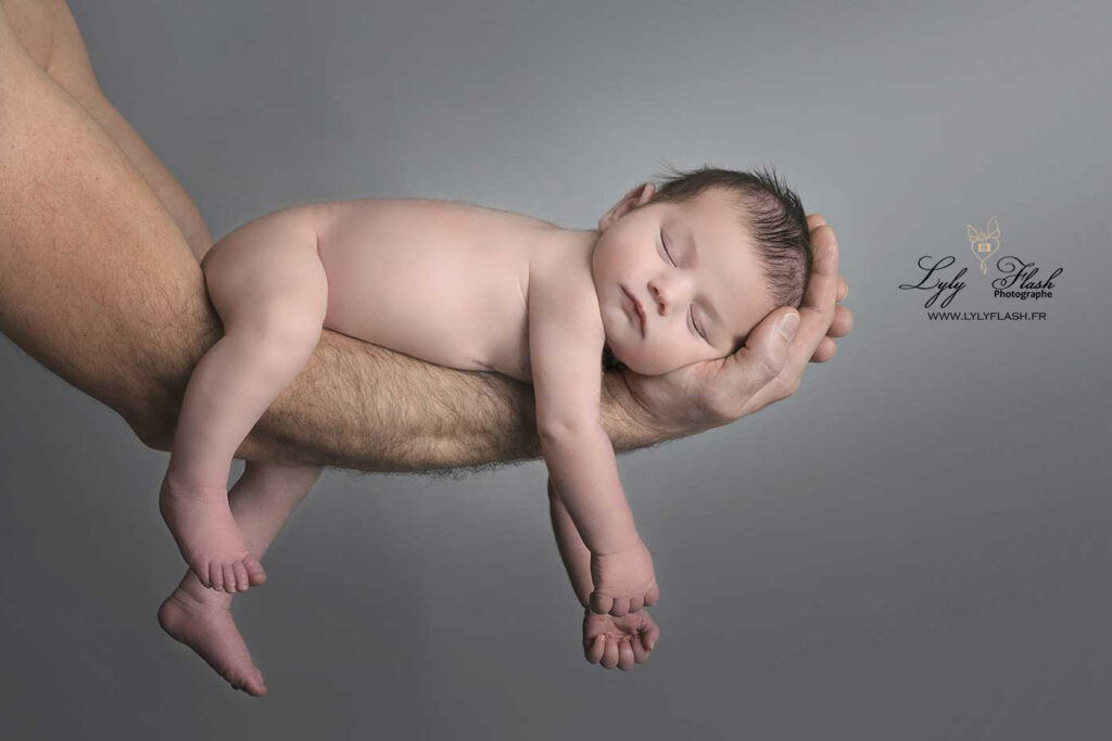 une belle princesse nouveau-né dort dans ls bras de son papa