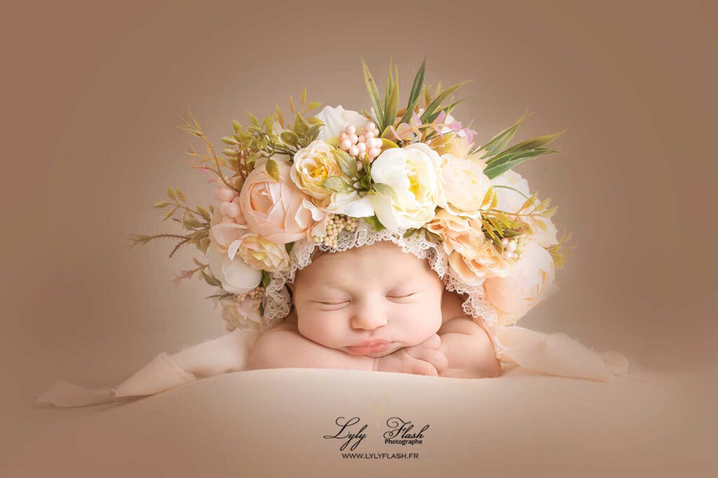 une petite fille pose après sa naissance chez la photographe Lyly flash