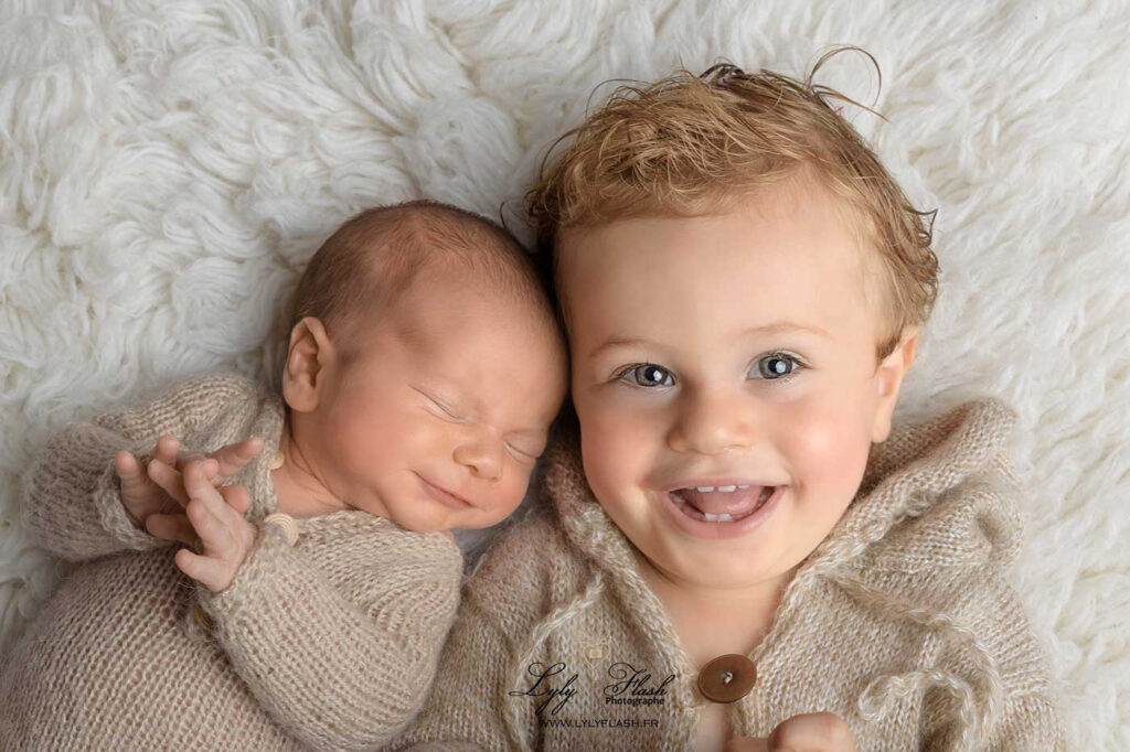 il est heureux ce garçon avec son petit frère nouveau-né quel beau sourire