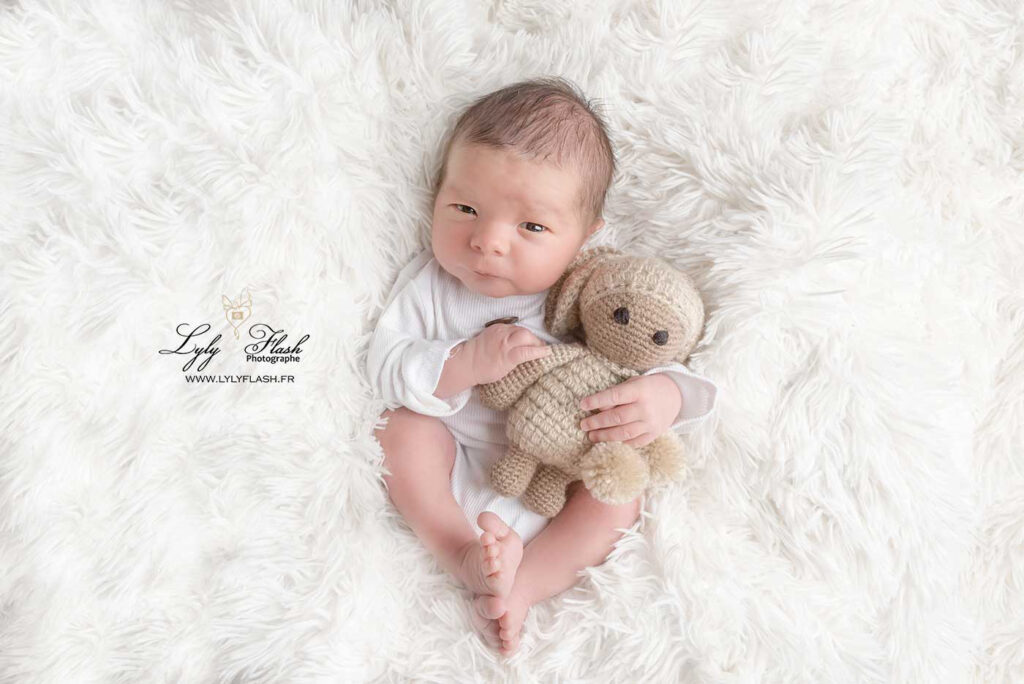 photo d un nouveau-né avec une peluche comme doudou
