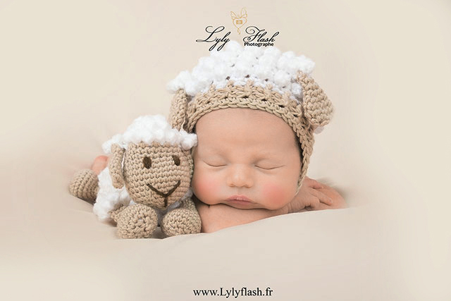 photo de nouveau-né avec un bonnet mouton trop mignon à Hyères