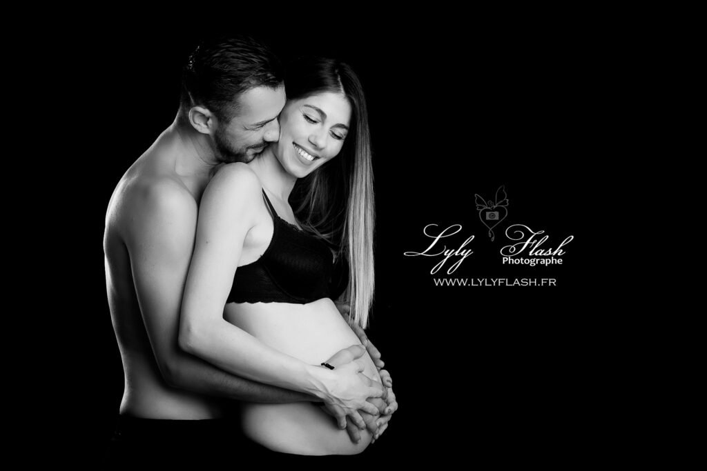 le papa redeviens tout amoureux de la future maman en la voyant poser devant l objectif