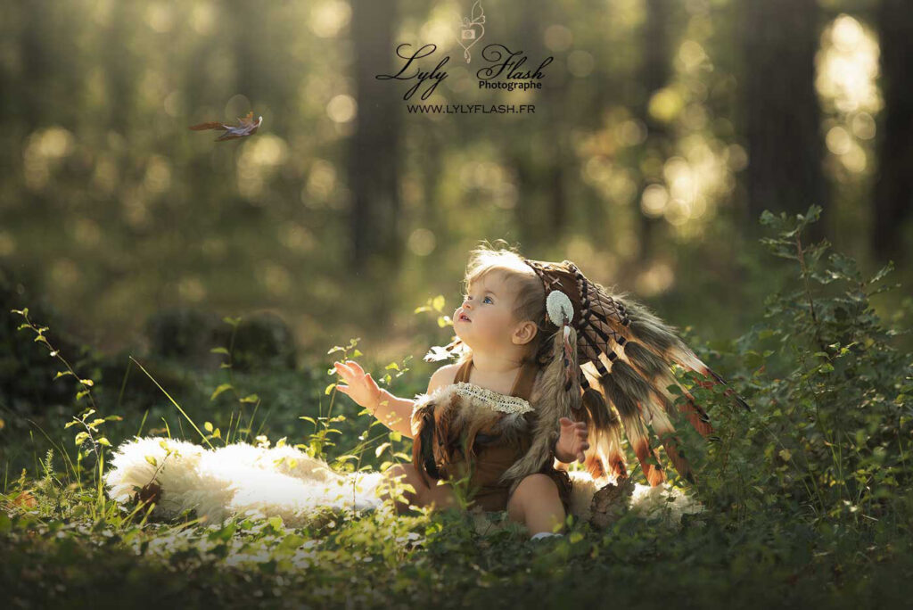 Une séance photo en extérieur pour un bébé heureux par notre photographe Lyly Flash