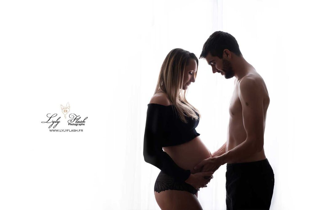 un couple partage un moment de complicité pendant le shooting grossesse chez la photographe