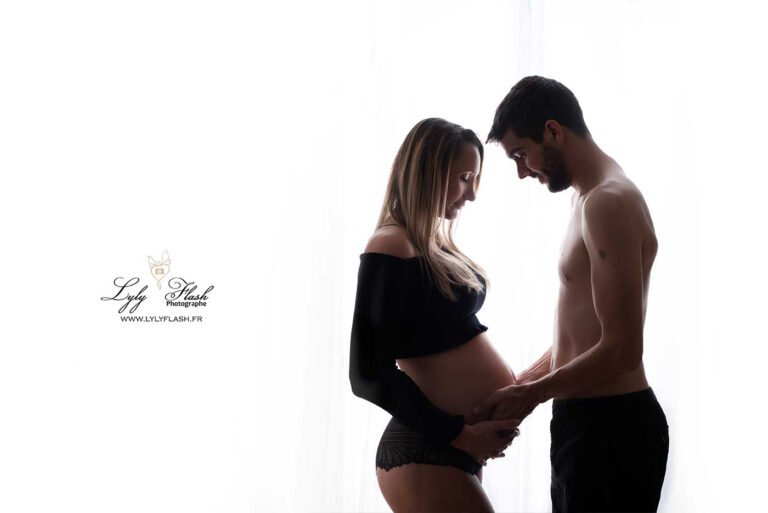 un couple partage un moment de complicité pendant le shooting grossesse chez la photographe