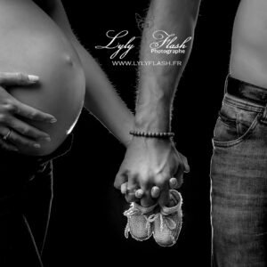 30 un couple du noir et blanc un cadrage centré sur l essentiel le ventre de grossesse leur amour et l arrivée de bbé