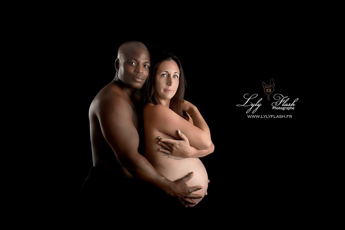 Couple photographié ensemble pendant la grossesse