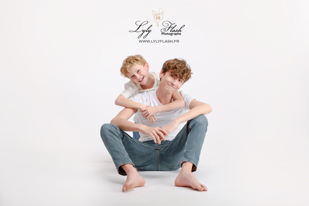 Famille souriante avec leur adolescent durant une séance photo complice au studio