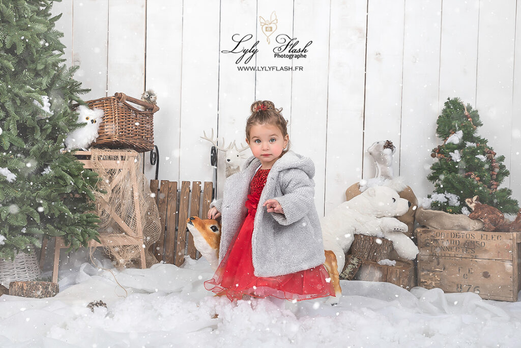 une petite fille de saint maximin la sainte baume sus la neige du studio photo de noël