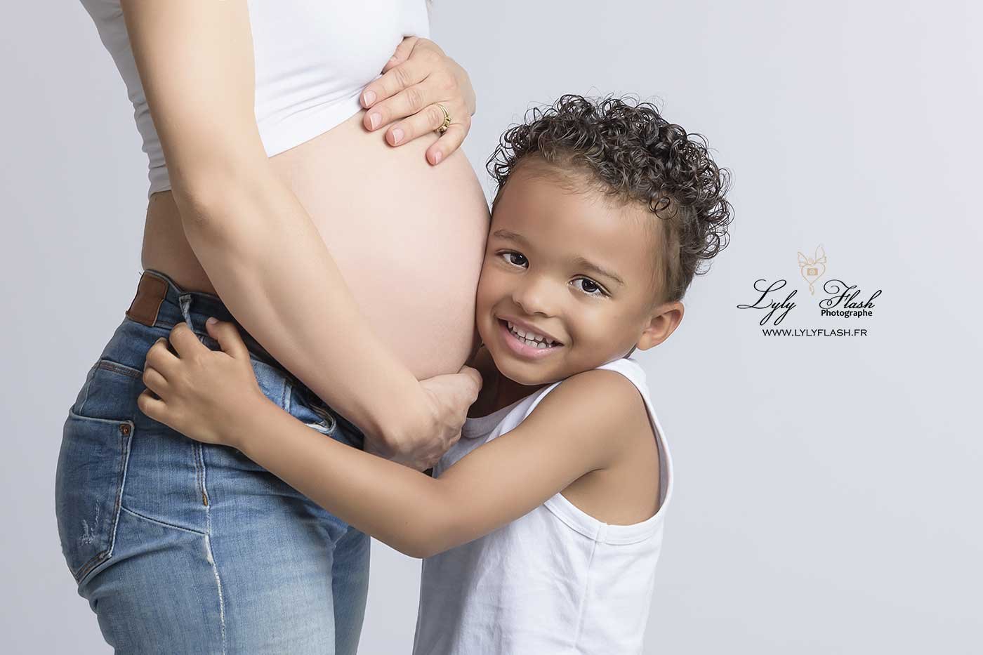 Future maman avec son enfant pendant une séance photo grossesse