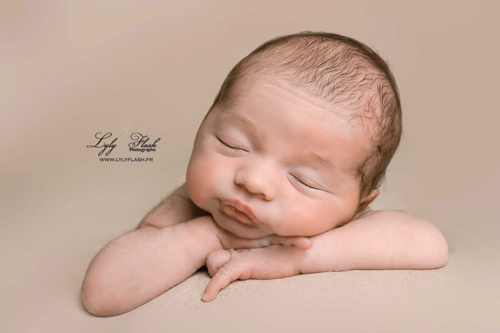 il st trop mignon endormi en tenant sa tête ce petit garçon tout juste né