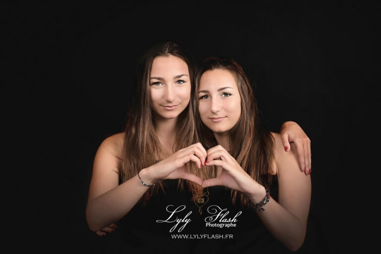 Les soeurs jumelles forment un cœur pour dire je t aime sur leur photo
