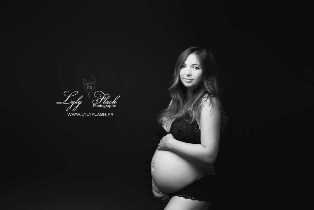 photo d une femme enceinte qui est sublime avec ses douces courbes de Toulon