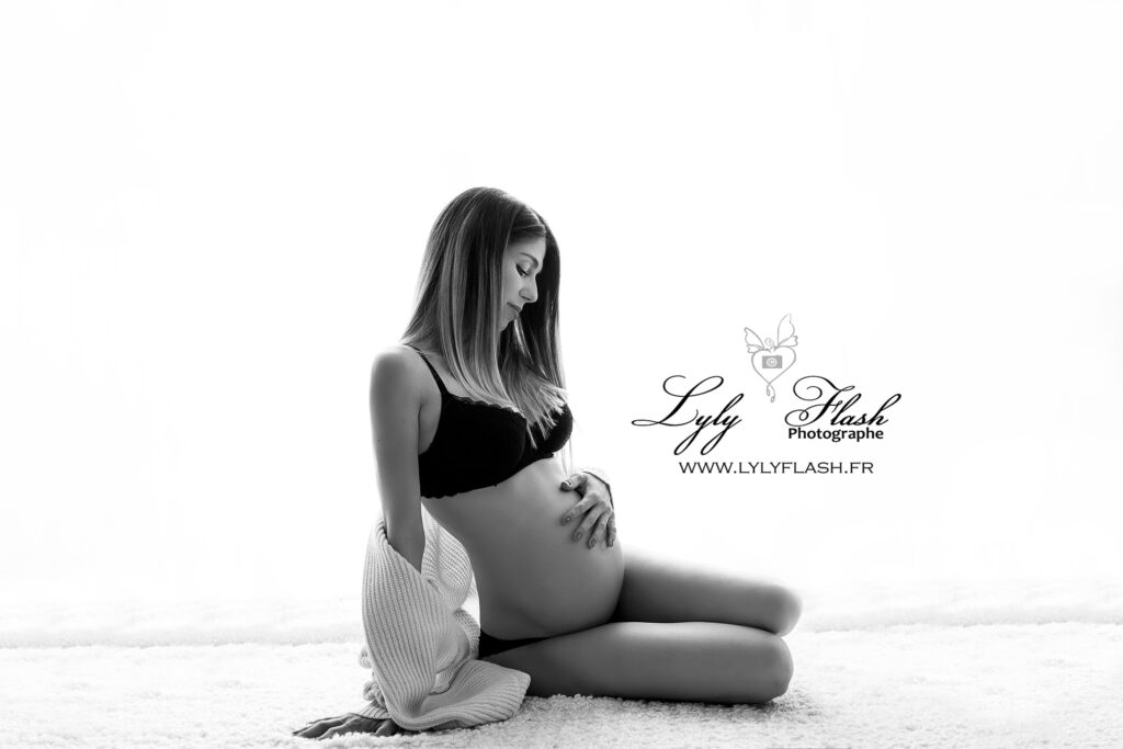 6 photo de grossesse noir et blanc d une future maman en lingerie