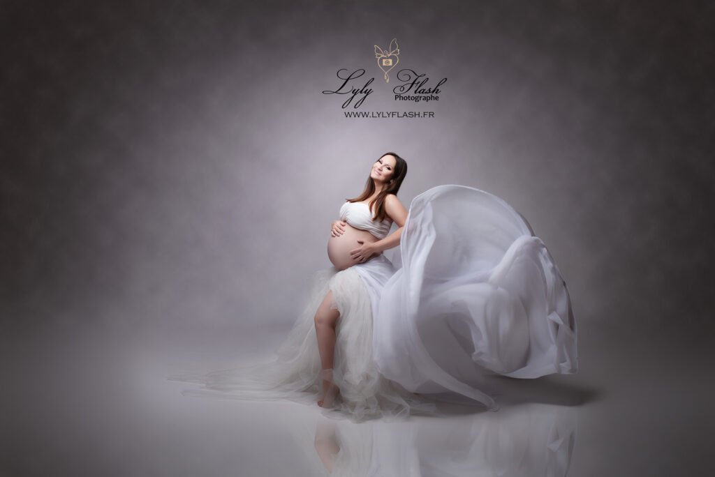 une femme enceinte avec une belle robe blanche