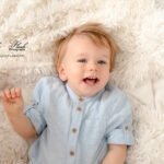 un enfant pose pour un shooting comme a la maison