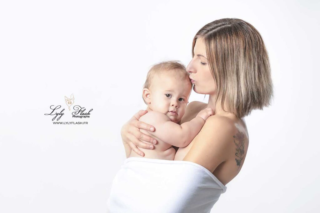 une maman enlace son bébé dans ses bras