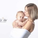une maman enlace son bébé dans ses bras