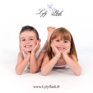 27 Enfant riant pendant une séance photo artistique en studio