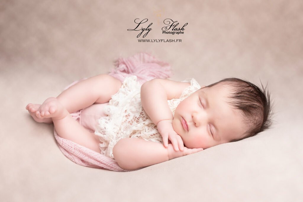 photo de newborn posing pour une petite fille a la naissance
