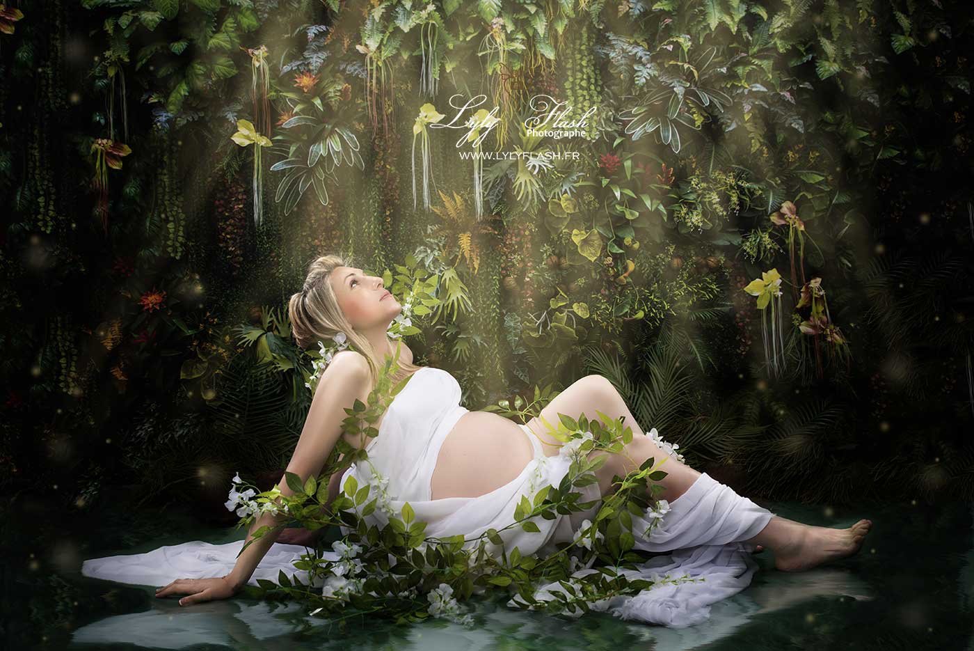 Photo de grossesse originale dans l'univers Lyly Flash