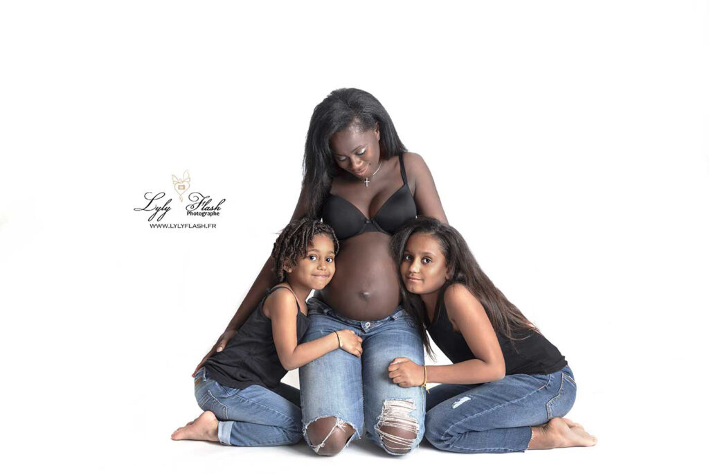 photo d'une femme enceinte avec ses deux filles image prise par la photographe grossesse famille