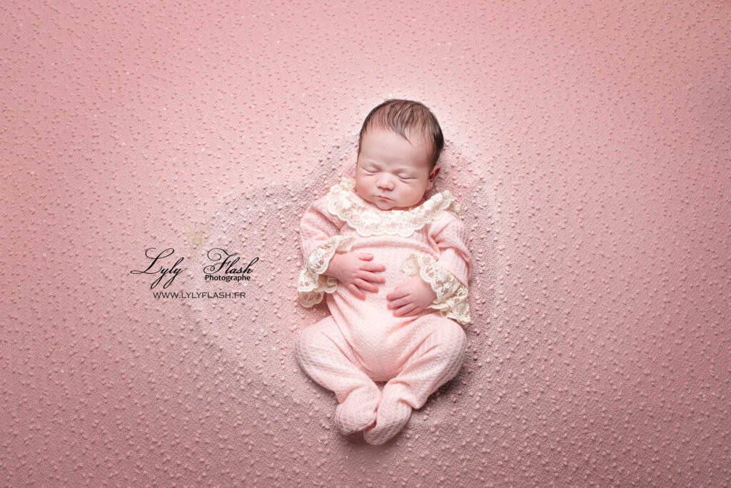 35 photographe naissance pour une petite fille en rose