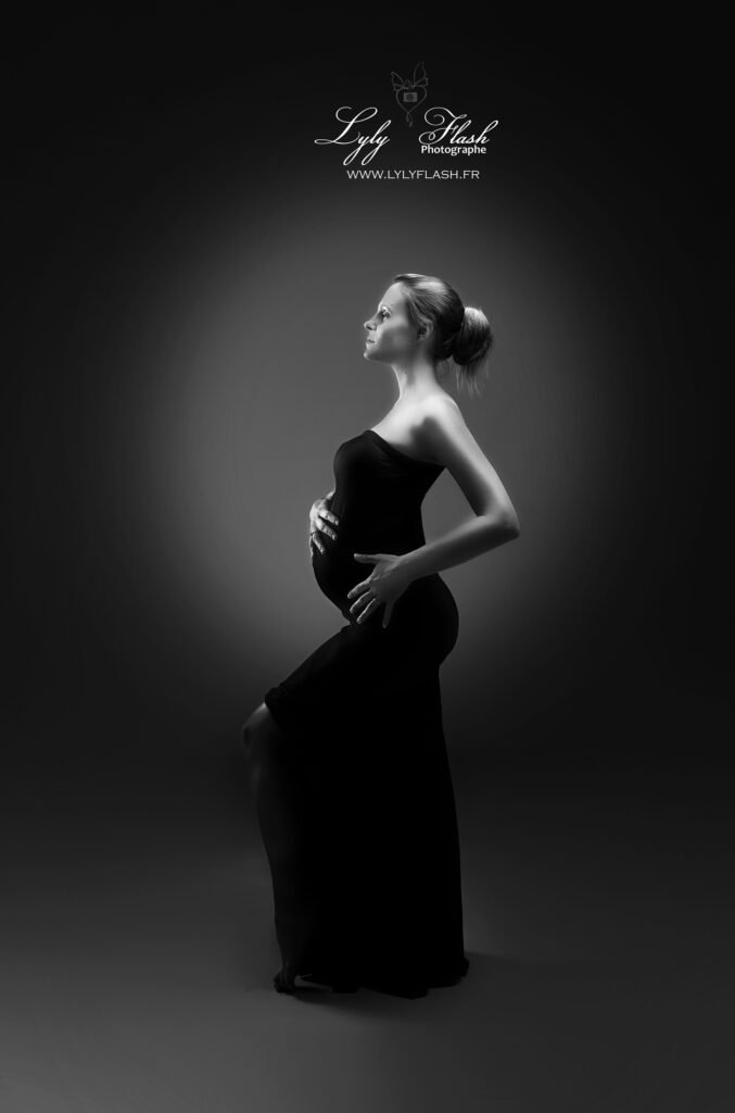 photo de grossesse mode en noir et blanc nice