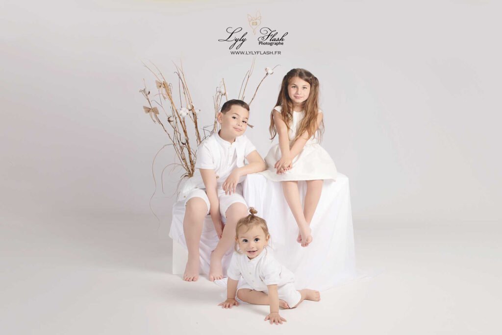 Séance photo d’une fratrie d’enfants au studio Lyly Flash