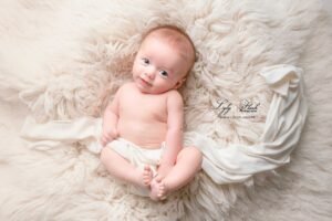 photo de naissance bébé éveillé photographe près de Marseille