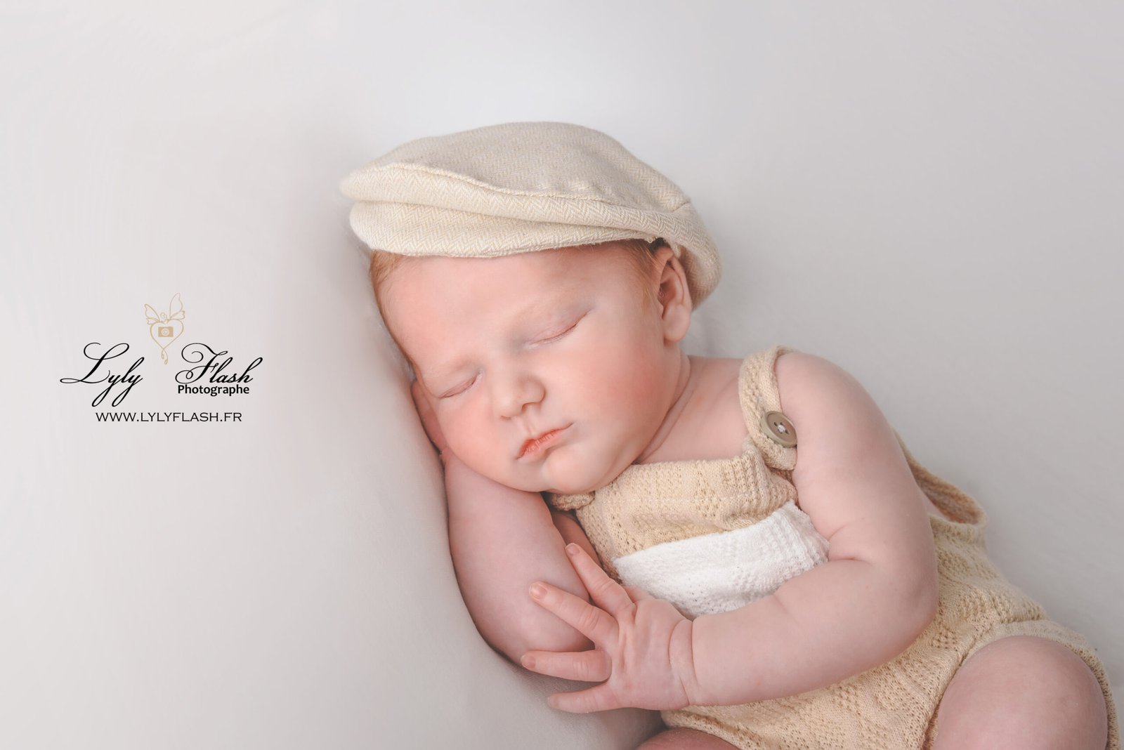 photo bébé qui dort avec une casquette