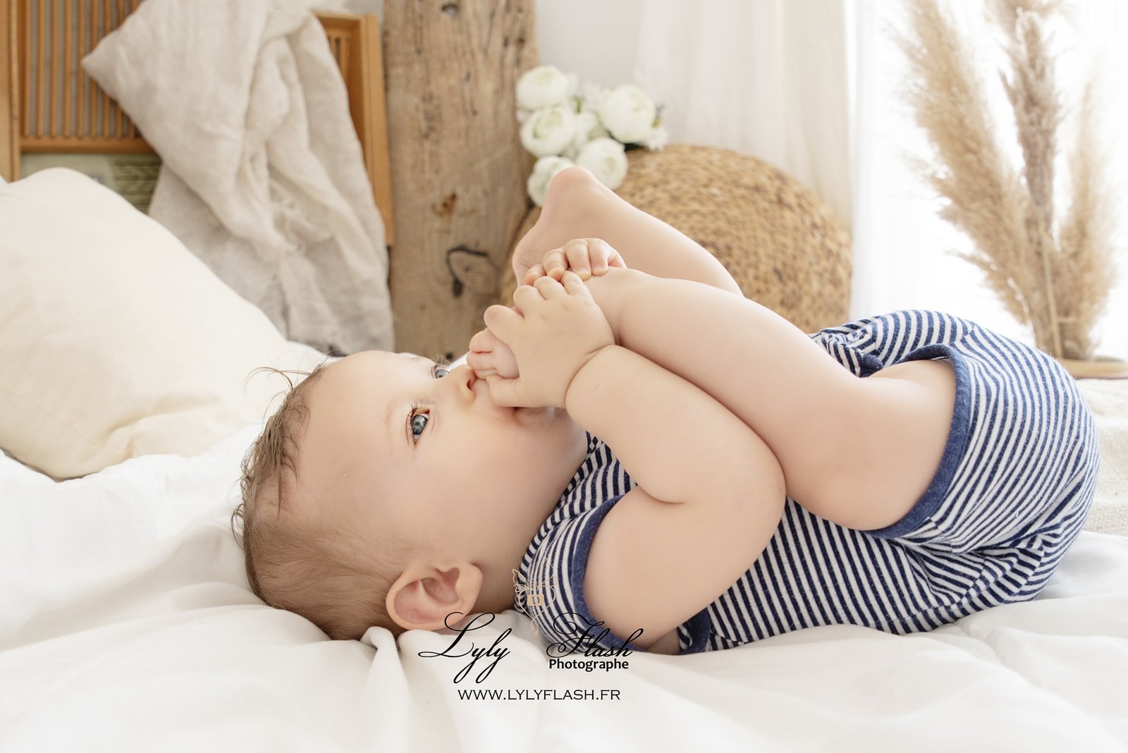 Séance photo bébé comme à la maison dans le home studio Lyly Flash