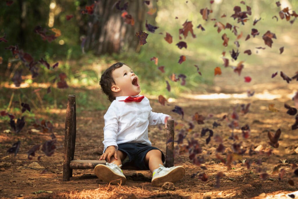 photo d un bébé en extérieur qui s'amuse