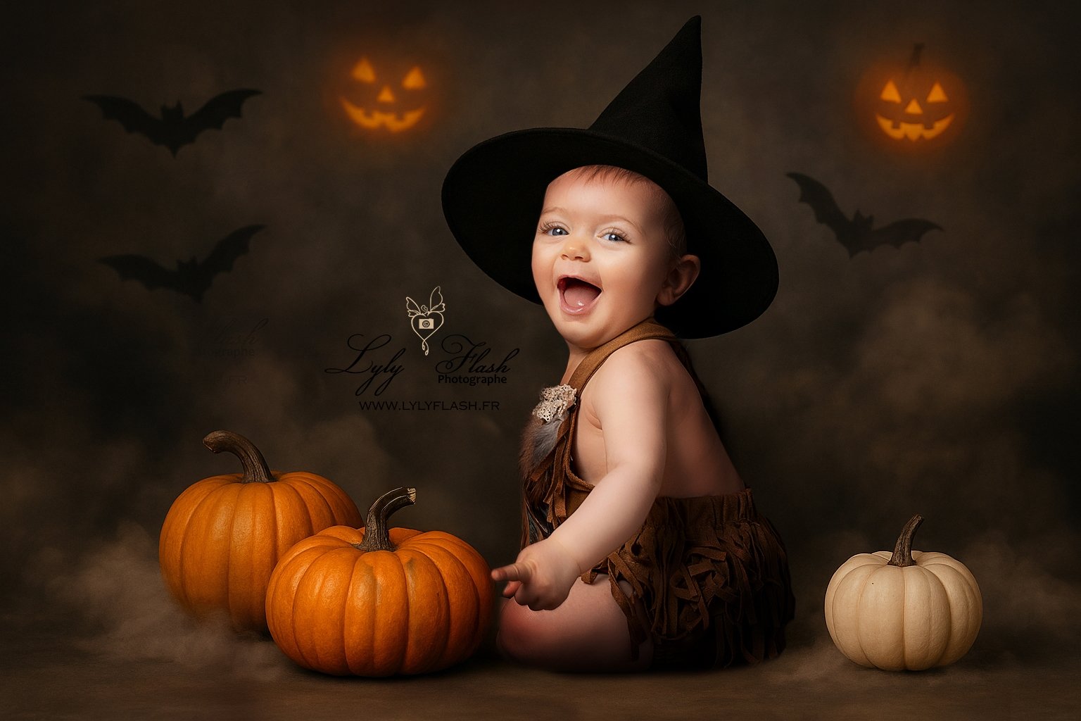 un bébé de 9 mois déguisée pour halloween en shooting photo