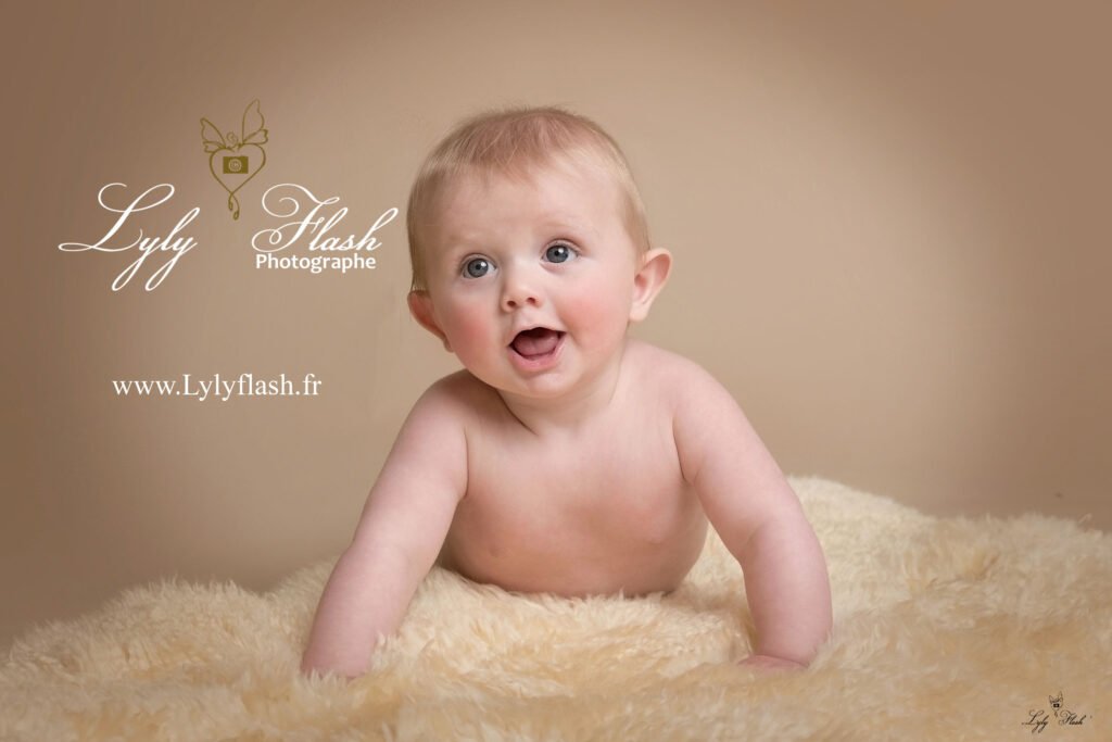 photo bébé en studio qui rigole