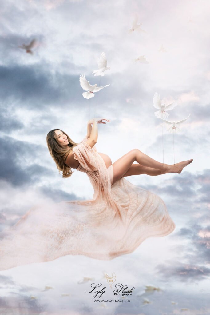 une future maman magnifique vole dans les nuage grâce a la photographe Lyly flash
